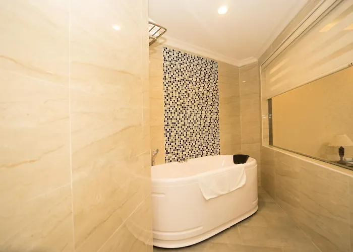 Aloha Halong Hotel 4*